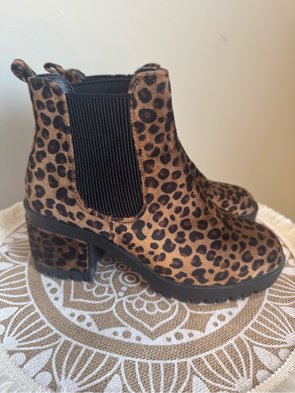 7 For All Mankind Women's Leopard Print Chelsea Ankle Boots SIZE 7